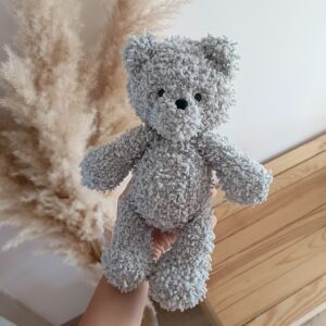 kudłaty miś wykonany na szydełku