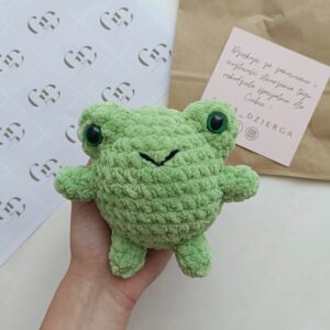 maskotka żabka wykonana na szydełku