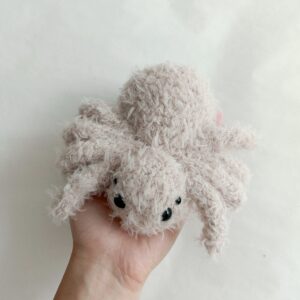 włochaty pająk wykonany na szydełku