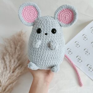 maskotka myszka wykonana na szydełku