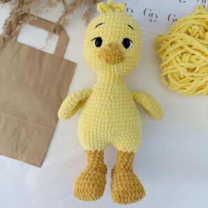 maskotka kurczak wykonana na szydełku