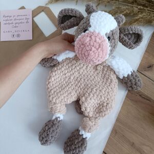 przytulanka krówka wykonana na szydełku