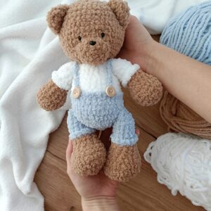 miś boucle w ogrodniczkach