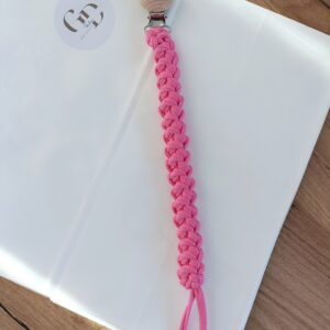 zawieszka do smoczka wykonana na szydełku różowa