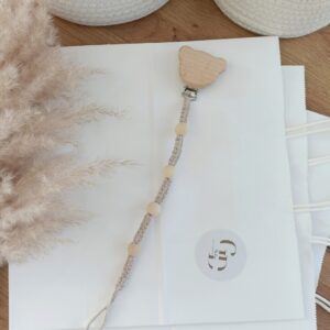 zawieszka do smoczka z koralikami drewnianymi i klipsem w kształcie misia handmade
