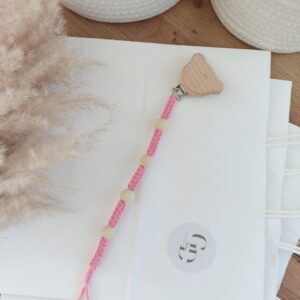 zawieszka do smoczka z koralikami drewnianymi handmade makrama