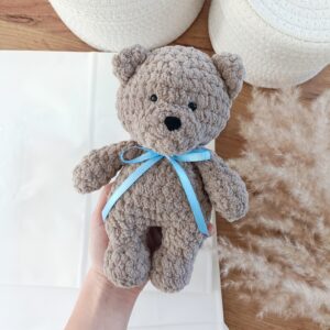 szydełkowy miś z kokardką