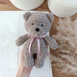 szydełkowy miś z kokardką handmade