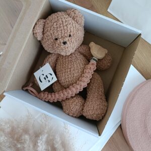 szydełkowy miś z zawieszką do smoczka zestaw handmade