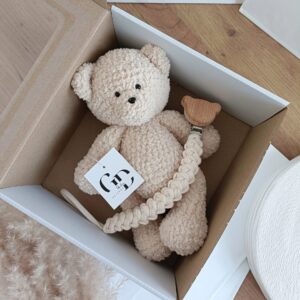 szydełkowy miś z zawieszką do smoczka na prezent