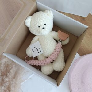 miś szydełkowy z zawieszką do smoczka na prezent w pudełku