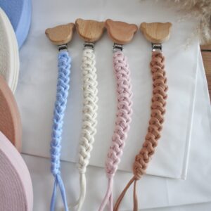 Szydełkowe zawieszki do smoczka z drewnianymi klipsami