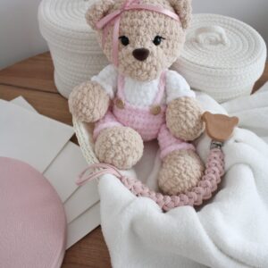 szydełkowy miś w ogrodniczkach