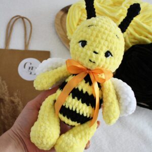 szydełkowa maskotka pszczółka